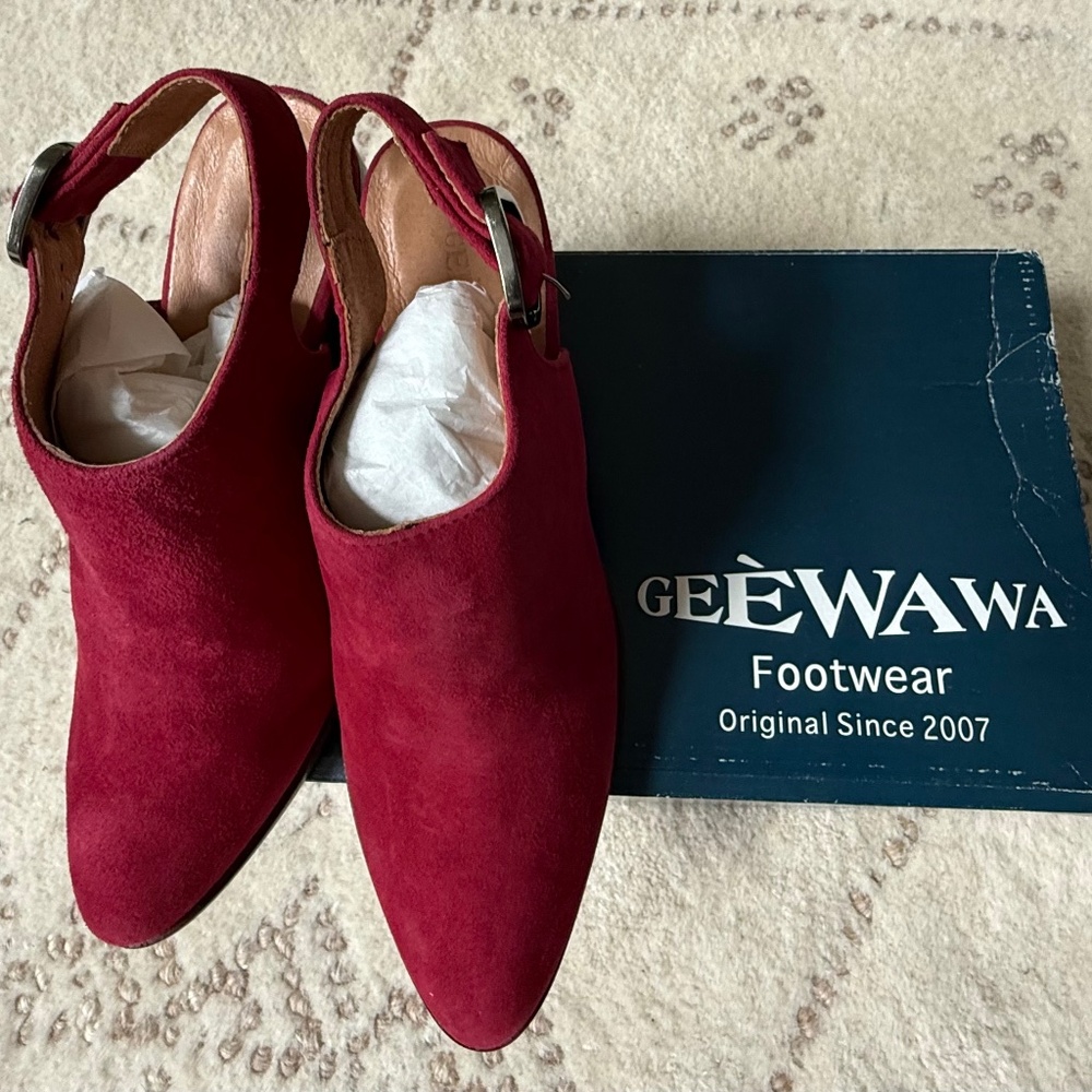 Anthropologie - NIB SUEDE Geewawa block heel mules.